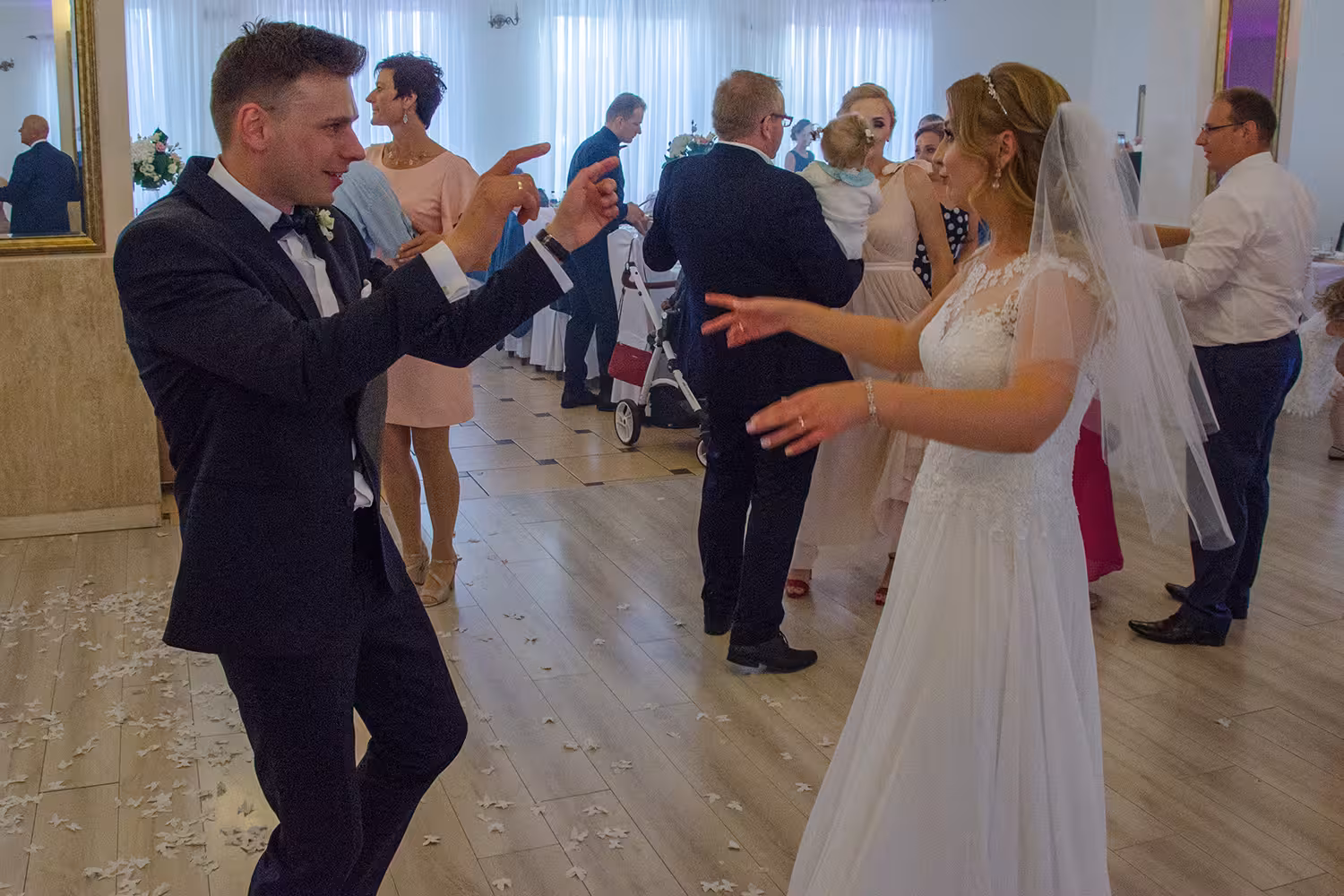 naturalne ujęcia ślubne bez pozowania Konin